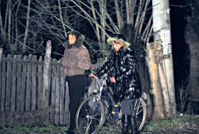 Stigla kući... Mirela (lijevo) dolazi u selo Vlaška kod Mladenovca